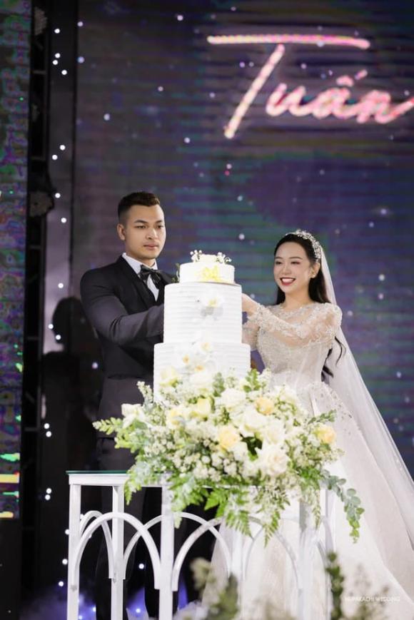 Lễ cưới diễn viên Kim Oanh và siêu mẫu Vũ Tuấn Việt: Nhã Phương - Lê Giang và dàn sao đổ bộ, cô dâu diện váy cưới hơn nửa tỷ - Ảnh 5